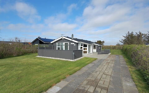 Engelbrecht - 400M from the Sea: Huis, Huis, Deur, Dak, Verblijf, Landgoed, Tuin, Schaduw, Siding, Werf
