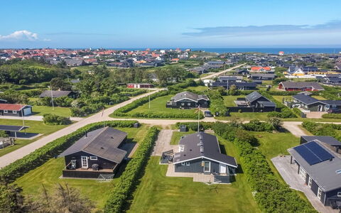 Engelbrecht - 400M from the Sea: Huis, Huis, Deur, Dak, Verblijf, Landgoed, Tuin, Schaduw, Siding, Werf