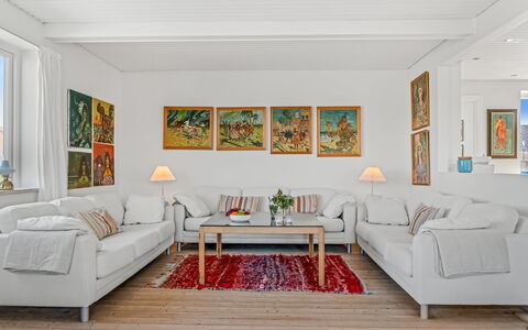 Bruse - 125M from the Sea: Bankstel, Meubilair, Interieur Ontwerp, Flooring, Woonkamer, Verdieping, Fotolijst, Plafond, Huis