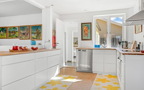 Bruse - 125M from the Sea: Flooring, Keuken, Verdieping, Houten Vloer, Hout, Major Appliance, Toestel Van De Keuken, Interieur Ontwerp, Countertop, Cabinetry