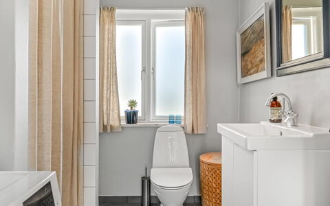 Bruse - 125M from the Sea: Muur, Wc Bril, Interieur Ontwerp, Flooring, Toilet, Loodgieterswerkinrichting, Verdieping, Badkamer, Wastafel, Loodgieter