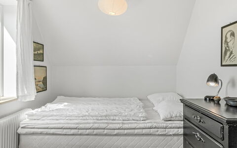 Bruse - 125M from the Sea: Slaapkamer, Flooring, Verdieping, Linens, Bedding, Interieur Ontwerp, Laken, Bed, Meubilair, Bed Frame