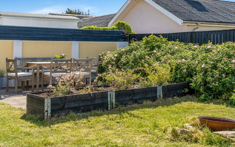 Bruse - 125M from the Sea: Struik, Tuin, Land Lot, Dak, Groundcover, Schaduw, Verblijf, Backyard, Landscaping