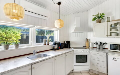 Henryette - 200M from the Sea: Keuken, Interieur Ontwerp, Countertop, Plafond, Toestel Van De Keuken, Cabinetry, Lichte Inrichting, Verlichting, Flooring, Major Appliance