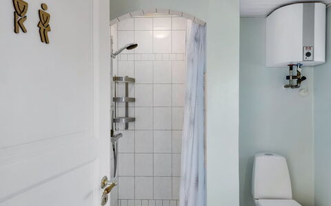 Henryette - 200M from the Sea: Badkamer, Loodgieterswerkinrichting, Interieur Ontwerp, Loodgieter, Verdieping, Kamer, Toilet, Kraan, Handdoek, Douche
