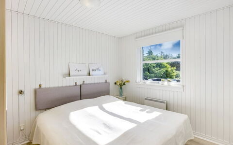 Henryette - 200M from the Sea: Hout, Plafond, Flooring, Slaapkamer, Interieur Ontwerp, Verdieping, Bed, Bedding, Laken, Kamer