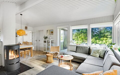 Henryette - 200M from the Sea: Meubilair, Interieur Ontwerp, Flooring, Verdieping, Hout, Bankstel, Plafond, Woonkamer, Huis, Kamer