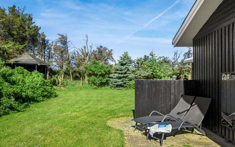 Henryette - 200M from the Sea: Gras, Struik, Land Lot, Tuin, Verblijf, Huis, Gazon, Backyard, Werf, Landscaping