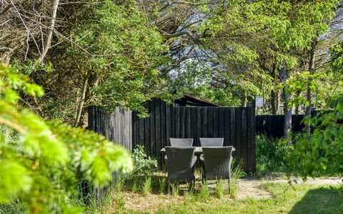Henryette - 200M from the Sea: Natuur, Blad, Afdeling, Vegetation, Struik, Takje, Tuin, Schaduw, Trunk, Backyard