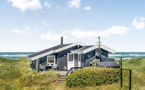 Fatiha - 100M from the Sea: Huis, Huis, Deur, Dak, Verblijf, Landgoed, Tuin, Schaduw, Siding, Werf