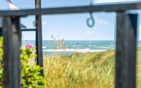 Fatiha - 100M from the Sea: Huis, Huis, Deur, Dak, Verblijf, Landgoed, Tuin, Schaduw, Siding, Werf