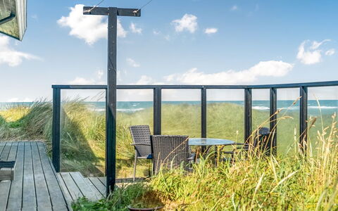 Fatiha - 100M from the Sea: Huis, Huis, Deur, Dak, Verblijf, Landgoed, Tuin, Schaduw, Siding, Werf
