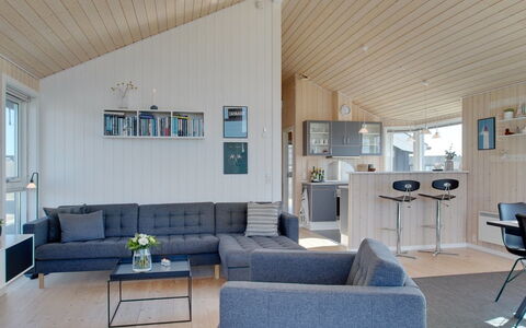 Ulf - 100M from the Sea: Hout, Interieur Ontwerp, Plafond, Meubilair, Flooring, Woonkamer, Verdieping, Bankstel, Lichte Inrichting, Huis