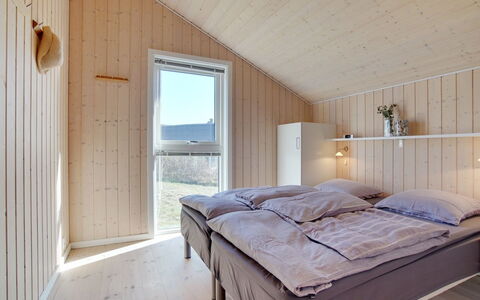 Ulf - 100M from the Sea: Hout, Huis, Plafond, Slaapkamer, Hardwood, Bed, Beits, Bedding, Plank, Bed Frame