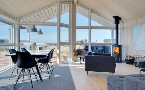 Ulf - 100M from the Sea: Hout, Plafond, Flooring, Verdieping, Huis, Verblijf, Veranda, Woonkamer, Hardwood, Stoel