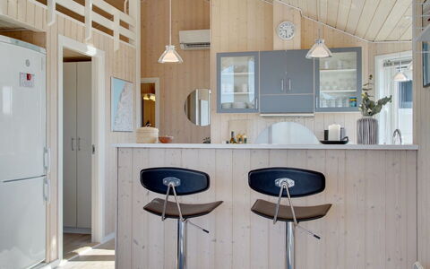 Ulf - 100M from the Sea: Hout, Interieur Ontwerp, Flooring, Plafond, Verdieping, Meubilair, Keuken, Lichte Inrichting, Countertop, Verlichting