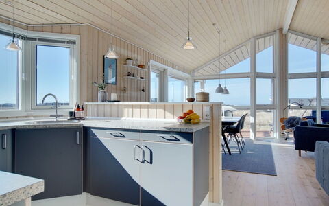 Ulf - 100M from the Sea: Huis, Plafond, Countertop, Keuken, Cabinetry, Lichte Inrichting, Wastafel, Keuken En Eettafel, Stoel, Hardwood