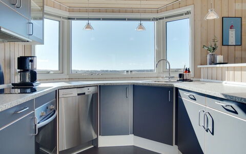 Ulf - 100M from the Sea: Plafond, Interieur Ontwerp, Flooring, Keuken, Countertop, Toestel Van De Keuken, Cabinetry, Huishoudapparatuur, Lichte Inrichting, Major Appliance