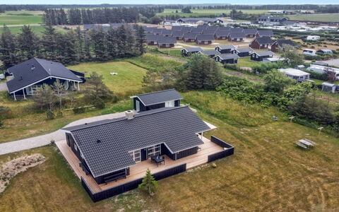 Mayke - 900M from the Sea: Plafond, Flooring, Interieur Ontwerp, Verdieping, Samengesteld Materiaal, Meubilair, Toevlucht, Hotel, Ontwerp, Daylighting