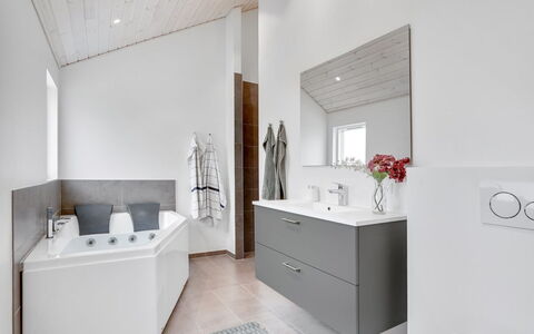 Arlina - 1.5Km from the Sea: Hout, Huis, Veranda, Dek, Hardwood, Dak, Beits, Houten Vloer, Eco Hotel