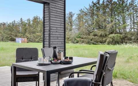 Arlina - 1.5Km from the Sea: Hout, Huis, Veranda, Dek, Hardwood, Dak, Beits, Houten Vloer, Eco Hotel