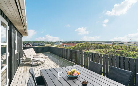 Laghmund - 250M from the Sea: Hout, Huis, Dek, Hardwood, Schaduw, Plank, Beits, Balkon, Veranda, Landgoed