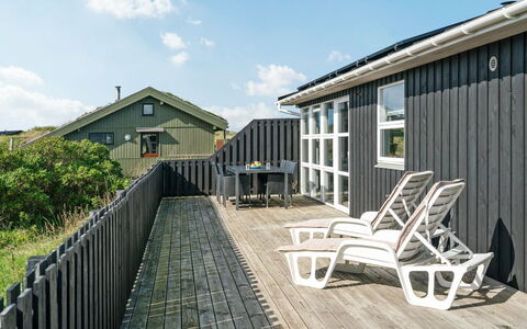 Laghmund - 250M from the Sea: Dak, Huis, Siding, Verblijf, Plank, Landgoed, Schaduw, Dek, Hardwood, Ontwerp