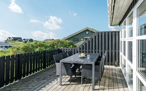 Laghmund - 250M from the Sea: Hout, Architectuur, Huis, Dak, Veranda, Dek, Deur, Siding, Hardwood, Schaduw