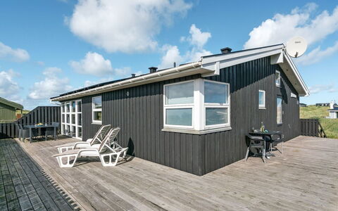Laghmund - 250M from the Sea: Blauw, Hout, Huis, Verblijf, Plank, Hardwood, Dek, Siding, Hut