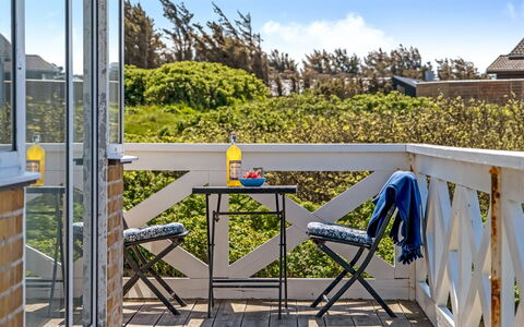 Mielikki - 200M from the Sea: Huis, Huis, Deur, Dak, Verblijf, Landgoed, Tuin, Schaduw, Siding, Werf