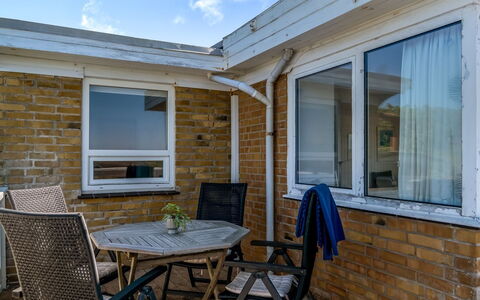 Mielikki - 200M from the Sea: Huis, Huis, Deur, Dak, Verblijf, Landgoed, Tuin, Schaduw, Siding, Werf