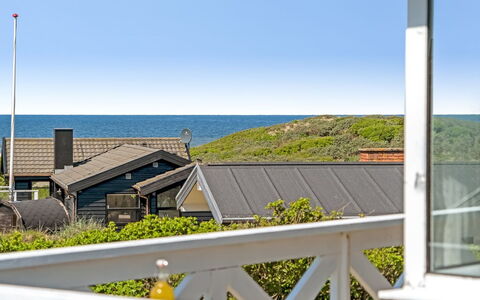 Mielikki - 200M from the Sea: Huis, Huis, Deur, Dak, Verblijf, Landgoed, Tuin, Schaduw, Siding, Werf