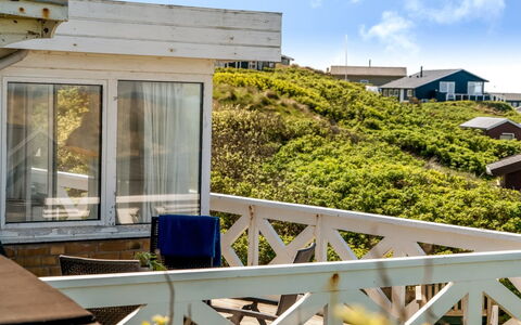 Mielikki - 200M from the Sea: Huis, Huis, Deur, Dak, Verblijf, Landgoed, Tuin, Schaduw, Siding, Werf