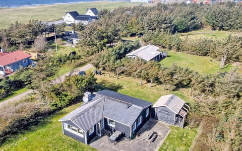 Lisabeth - 250M from the Sea: Meubilair, Interieur Ontwerp, Stoel, Flooring, Tafel, Toevlucht, Verdieping, Plafond, Kamer, Eco Hotel