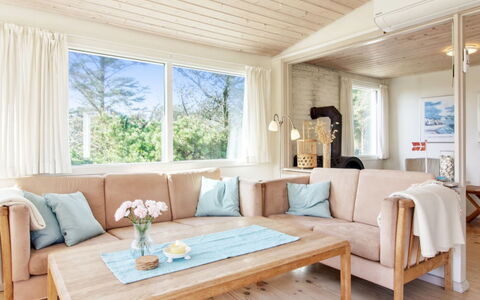 Lisabeth - 250M from the Sea: Meubilair, Interieur Ontwerp, Stoel, Flooring, Tafel, Toevlucht, Verdieping, Plafond, Kamer, Eco Hotel