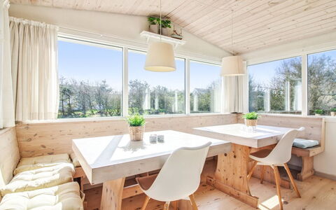 Lisabeth - 250M from the Sea: Meubilair, Interieur Ontwerp, Stoel, Flooring, Tafel, Toevlucht, Verdieping, Plafond, Kamer, Eco Hotel