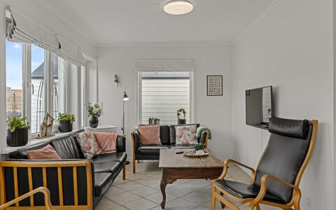 Adelina - 500M from the Sea: Meubilair, Interieur Ontwerp, Flooring, Muur, Verdieping, Plafond, Hout, Kamer, Woonkamer, Verlichting
