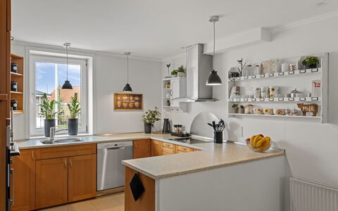 Adelina - 500M from the Sea: Keuken, Countertop, Toestel Van De Keuken, Cabinetry, Meubilair, Interieur Ontwerp, Major Appliance, Lichte Inrichting, Plafond, Flooring