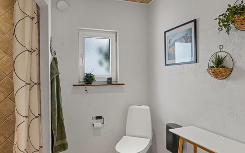 Adelina - 500M from the Sea: Wc Bril, Flooring, Muur, Toilet, Loodgieterswerkinrichting, Verdieping, Interieur Ontwerp, Badkamer, Verlichting, Kamer
