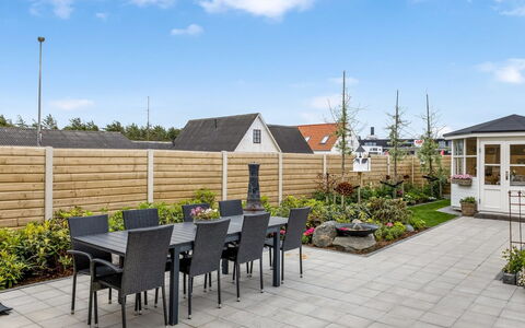 Adelina - 500M from the Sea: Huis, Tuin, Bloempot, Flagstone, Landscaping, Patio, Kamerplant, Buitenmeubels, Werf, Binnenplaats