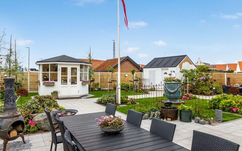 Adelina - 500M from the Sea: Dak, Huis, Woongebied, Huis, Struik, Tuin, Bloempot, Verblijf, Landscaping