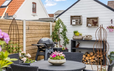 Adelina - 500M from the Sea: Bloem, Bloempot, Meubilair, Huis, Tuin, Buitenmeubels, Kamerplant, Stoel, Patio