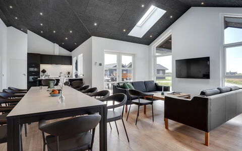 Moreen - 1.5Km from the Sea: Interieur Ontwerp, Plafond, Flooring, Verdieping, Lichte Inrichting, Woonkamer, Appartement, Bankstel, Houten Vloer
