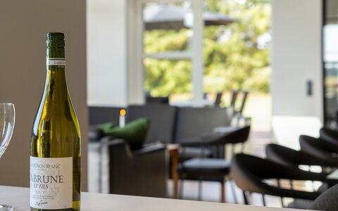 Moreen - 1.5Km from the Sea: Fles, Glazen Fles, Wijnfles, Wijn, Drinkware, Glas, Glaswerk