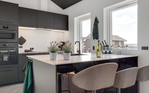 Moreen - 1.5Km from the Sea: Meubilair, Interieur Ontwerp, Countertop, Keuken, Flooring, Lichte Inrichting, Cabinetry, Plafond, Verdieping, Stoel