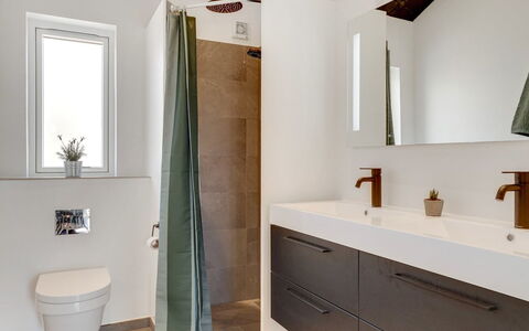 Moreen - 1.5Km from the Sea: Flooring, Badkamer, Interieur Ontwerp, Verdieping, Muur, Loodgieterswerkinrichting, Hout, Badkamerkast, Wastafel In De Badkamer, Spiegel