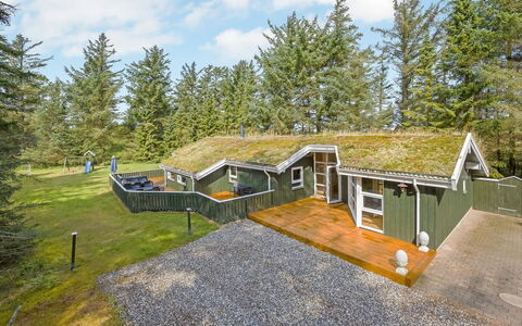 Sunneva - 1Km from the Sea: Huis, Huis, Deur, Dak, Verblijf, Landgoed, Tuin, Schaduw, Siding, Werf