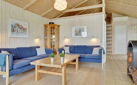 Viktoria - 400M from the Sea: Hout, Flooring, Meubilair, Interieur Ontwerp, Verdieping, Plafond, Huis, Woonkamer, Bankstel, Kamer