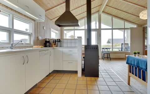 Viktoria - 400M from the Sea: Flooring, Verdieping, Interieur Ontwerp, Keuken, Meubilair, Hout, Plafond, Countertop, Houten Vloer, Cabinetry
