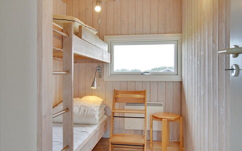 Viktoria - 400M from the Sea: Hout, Slaapkamer, Interieur Ontwerp, Verdieping, Flooring, Bed, Plafond, Beits, Stapelbed, Bedding
